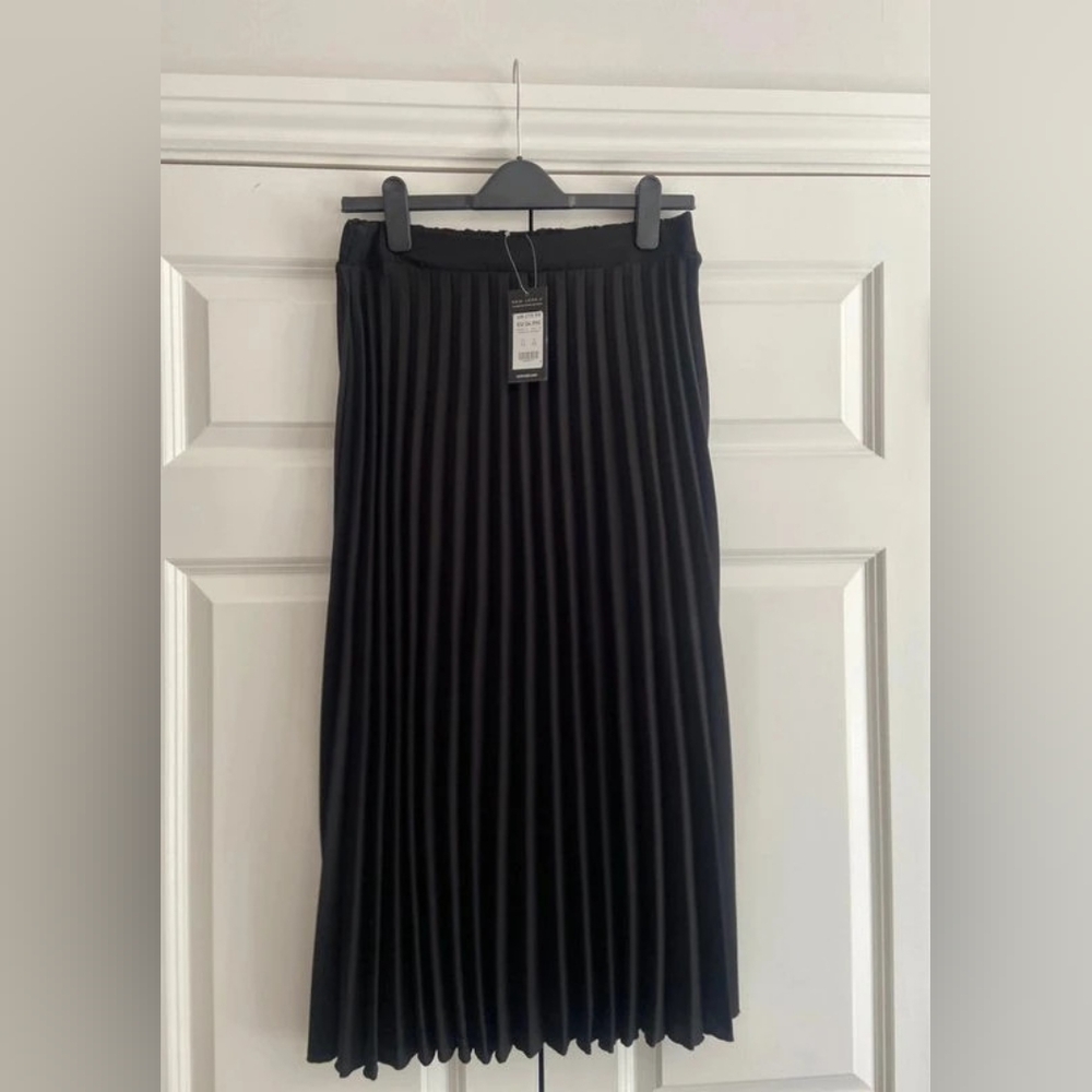Elegant Black Pleated Skirt